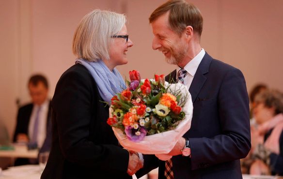 Präsidentin Sabine Foth beglückwünscht ihren zweiten Stellvertreter Johannes Eißler. Er erhielt 84 Stimmen.