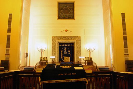 Der rechteckige Gebetsraum im Inneren der Synagoge. Hinter dem Vorhang befindet sich die heilige Lade mit Tora.