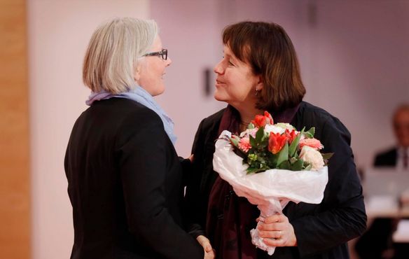 Synodenpräsidentin Sabine Foth (l.) beglückwünscht ihre Stellvertreterin Andrea Bleher zur Wahl.