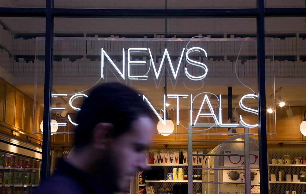 Leuchtschrift "News" in einem Schaufenster