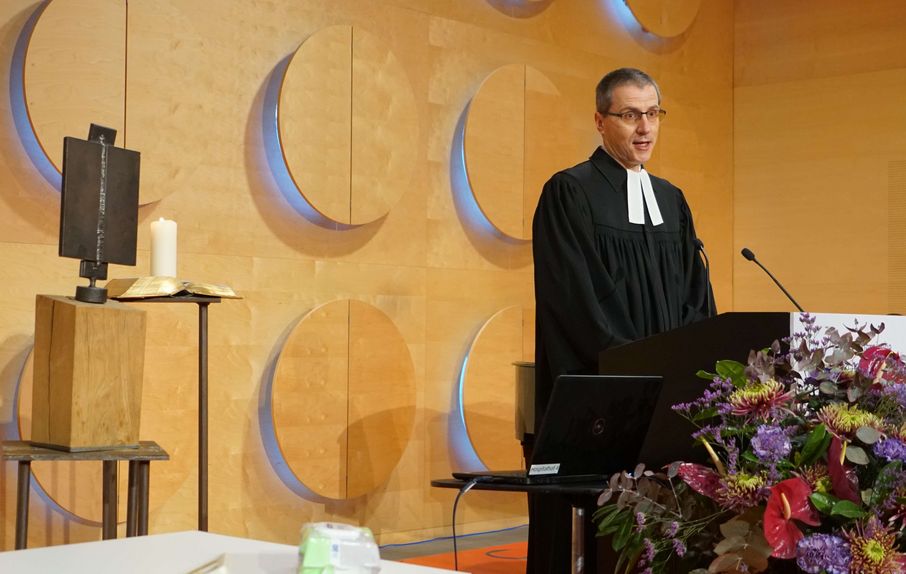 Tobias Geiger, Vorsitzender des Finanzausschusses, hält die Predigt beim Eröffnungsgottesdienst.