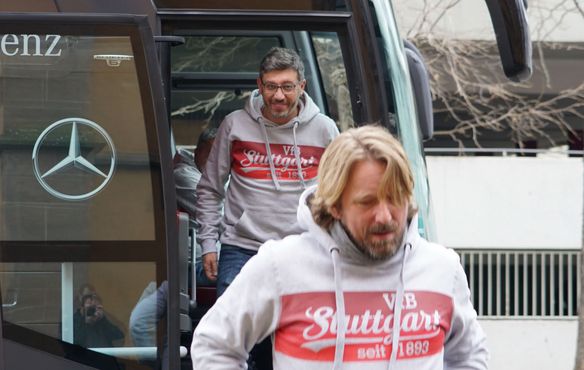Dem VfB-Mannschaftsbus entsteigen nicht nur Spieler, sondern auch die Chefs: Im Vordergrund Sportdirektor Sven Mislintat, hinter ihm Präsident Claus Vogt.