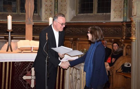 Landesbischof Dr. h. c. Frank Otfried July gratuliert Monika Huber zum Gewinn des 2. Kunstpreises der Evangelischen Landeskirche in Württemberg.
