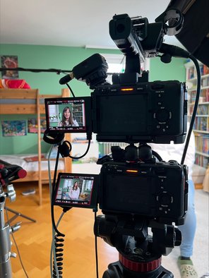 Kamera, auf deren Bildschirm Filmaufnahme mit Pfarrerin Sara Stäbler zu sehen ist