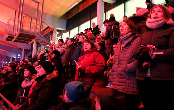 Praktisch alle Sitzplätze im Gazi-Stadion waren bereits im Vorverkauf ausgebucht. Insgesamt strömten am Sonntagabend rund 4.100 Sangeslustige zum ersten Stuttgarter Weihnachtssingen.