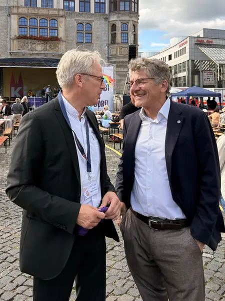 Karsten Wolkenhauer, Kirchenpräsident des Ev. Landeskirche Anhalts, und Landesbischof Ernst-Wilhelm Gohl beim Hoffnungskulturfest Dessau Landesbischof Ernst-Wilhelm Gohl (rechts) mit Karsten Wolkenhauer, Kirchenpräsident der Evangelischen Landeskirche Anhalts.