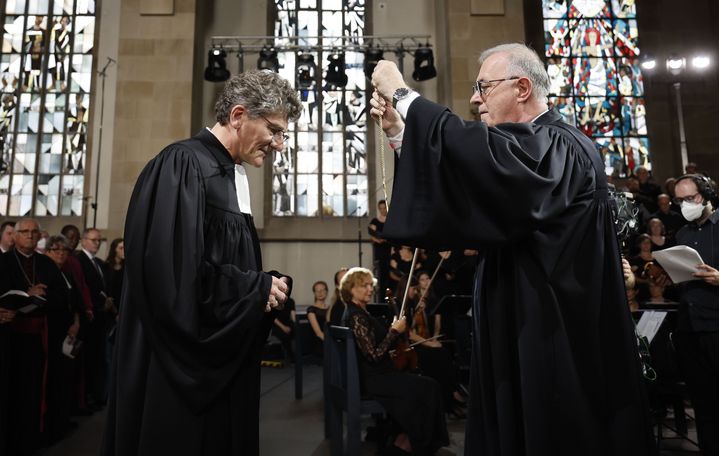 Der frühere Landesbischof Dr. h.c. Frank Otfried July übergibt Landesbischof Ernst-Wilhelm Gohl das Amtskreuz