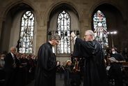 Der frühere Landesbischof Dr. h.c. Frank Otfried July übergibt Landesbischof Ernst-Wilhelm Gohl das Amtskreuz