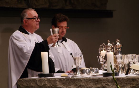 Landesbischof Dr. h. c. Frank Otfried July (l.) und Stiftskirchenpfarrer Matthias Vosseler laden zum Abendmahl ein.