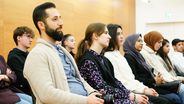 10. Klasse der Integrierten Gesamtschule Mannheim-Herzogenried (ihr betreuender Leher Osman Erbas links im Bild) erhält für ihren Beitrag „Frieden, Salam, Shalom“ den 1. Preis des Wettbewerbs „Abraham hat viele Kinder" Bild elk-wue.de