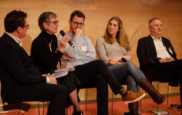 Podiumsdiskussion zum Thema Bildung und Digitalisierung: Kirchenrat Dan Peter (v.l.), Kirchenrätin Carmen Rivuzumwami, Matthias Förtsch vom Firstwald-Gymnasium Mössingen, Friederike Wenisch vom ptz  Birkach und Keynote-Sprecher Dr. Peter Schreiner.