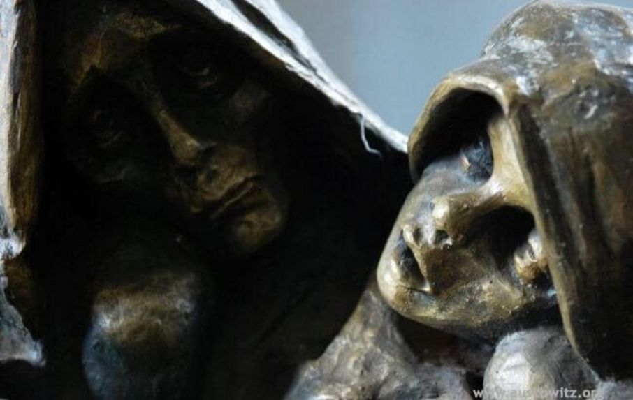 Diese Skulptur hungernder Gefangener erinnert in Auschwitz an die Opfer des Nationalsozialismus. 
