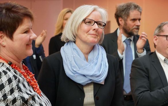 Synodenpräsidentin Sabine Foth freut sich über ihr Wahlergebnis.