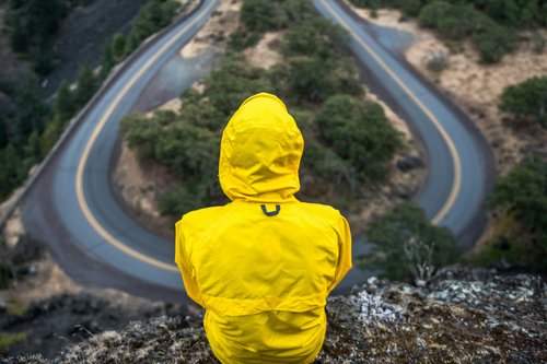 Mann in Outdoorkleidung blickt auf Kurve
