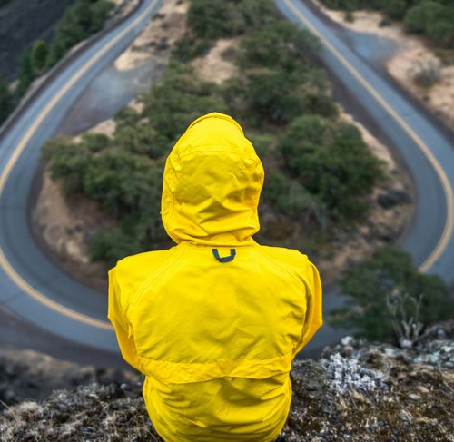 Mann in Outdoorkleidung blickt auf Kurve
