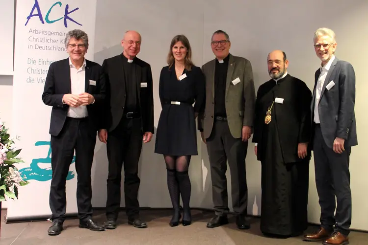 V.l.n.r.: Landesbischof Ernst-Wilhelm Gohl (Stuttgart), Weihbischof Dr. Peter Birkhofer (Freiburg), Geschäftsführerin Dr. Verena Hammes, Reverend Christopher Easthill (Wiesbaden), Bischof Emmanuel von Christoupolis (Berlin), Pastor Manfred Ewaldt (Hamburg).