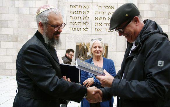 Rabbiner Jehuda Puschkin bedankt sich bei Landesbischof Dr. h.c. Frank Otfried July mit einem jüdischen Gebetbuch..