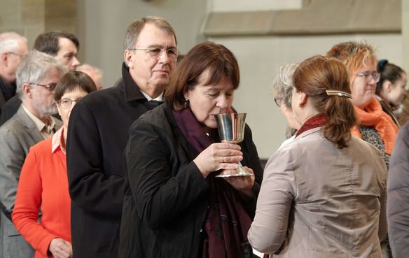 Abendmahlsfeier in der Stiftskirche.