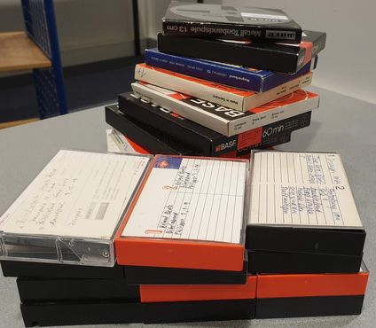 Alte Audio-Schätzchen: Cassetten und Tonbänder - unter anderem mit Aufnahmen des früheren Landesbischofs Theo Sorg - werden digitalisiert, um sie für kommende Generationen hörbar zu halten.