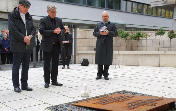 Landesbischof Dr. h.c. Frank Otfried July und Synoden-Vizepräsident Werner Stepanek im Gedenken an die Opfer des antisemitischen Terroranschlags in Halle. Rechts Rabbiner Jehuda Puschkin.