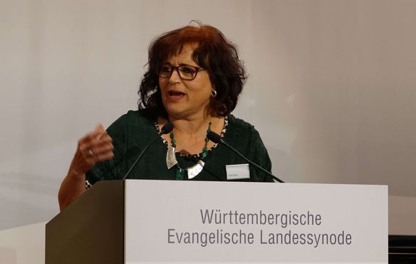 Tabea Dölker, Mitglied der württembergischen Landessynode und ehemaliges EKD-Ratsmitglied, gratulierte zum 100. Jubiläum, das im Juli gefeiert wird.