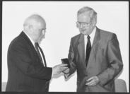 Der damalige Landtagspräsident Erich Schneider (links) und Landesbischof Theo Sorg bei der Überreichung der Silbernen Brenzmedaille 1992