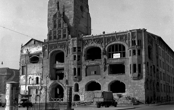 Das ausgebrannte Stuttgarter Rathaus Anfang der 1950er Jahre.