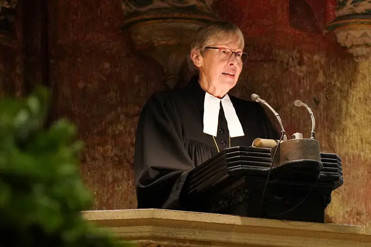 Prälatin Gabriele Wulz predigt bei ihrer Verabschiedung