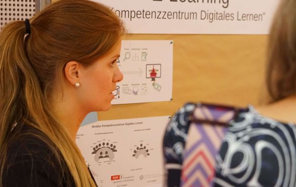 Lena König aus dem Evangelischen Medienhaus stellte das Kompetenzzentrum Digitales Lernen vor.