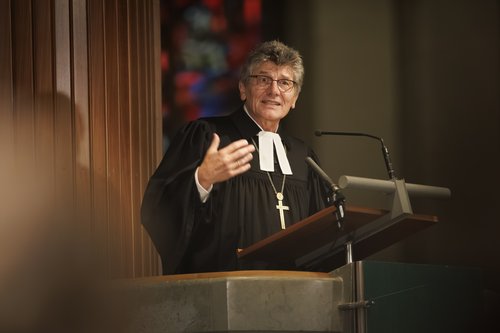 „Wir sehen, was Menschen einander antun. (…) Aber Gottes Macht ist seine Liebe.”