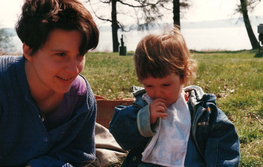 Prälatin Gabriele Arnold am 3. Oktober 1990 mit ihrem Sohn.