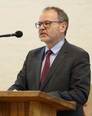 Direktor Stefan Werner wendet sich an die neue Oberkirchenrätin und die Gemeinde.