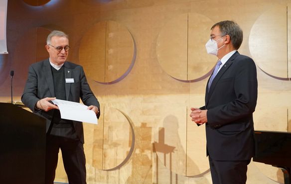 Landesbischof Dr. h. c. Frank Otfried July dankte dem scheidenden Vorsitzenden des Diakonischen Werks in Württemberg, Oberkirchenrat Dieter Kaufmann (rechts) für seine Arbeit.