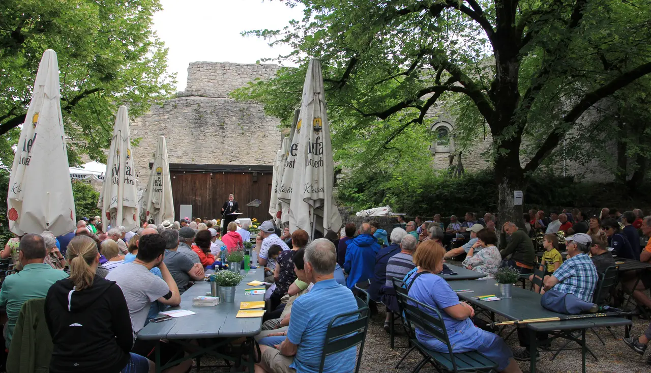 Landesbischof Ernst-Wilhelm Gohl 50 Jahre Kirche im Grünen Hohenneuffen Kirche im Grünen feierte 2023 ihr 50-jähriges Bestehen im Innenhof der Ruine Hohenneuffen.