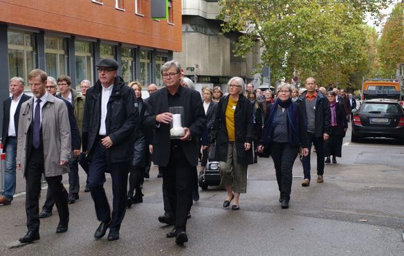 Synodale, Landesbischof und Mitarbeiter des Oberkirchenrats auf dem Weg vom Hospitalhof, dem Tagungsort der Landessynode, zur wenige hundert Meter entfernten Synagoge in der Hospitalstraße.