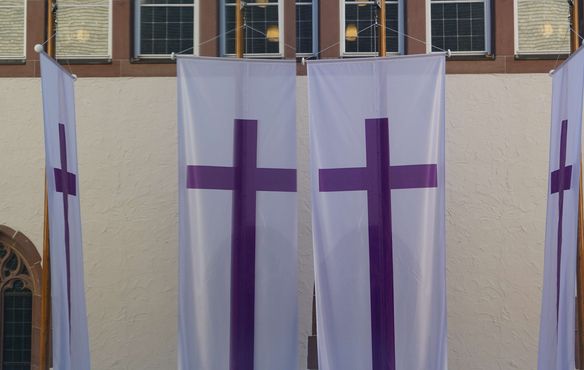 Banner zeigten an, dass die Synode im Hospitalhof tagt. In der Spiegelwand vervielfältigten sie sich...