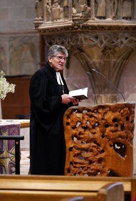 Landesbischof Ernst-Wilhelm Gohl bei der Verabschiedung von Prälatin Gabriele Wulz