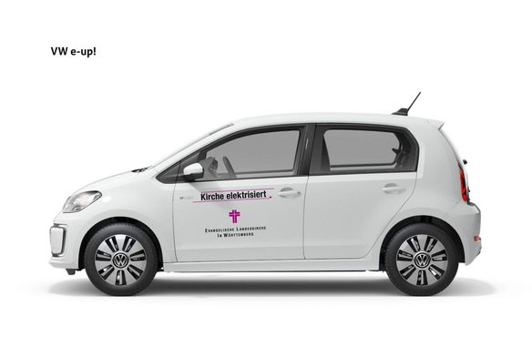 Die Fahrerseite des E-Up mit dem Logo „Kirche elektrisiert“.