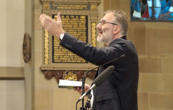 Landeskirchenmusikdirektor Matthias Hanke lud die Gottesdienstteilnehmer zum gemeinsamen Einsingen auf.