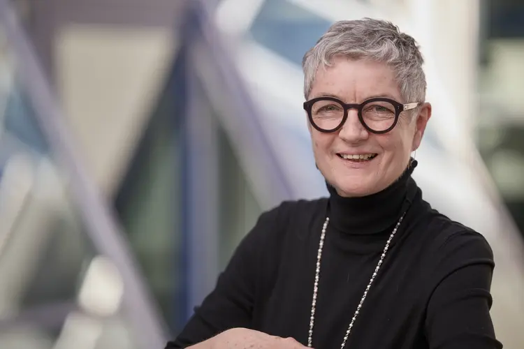 Oberkirchenrätin Carmen Rivuzumwami leitet Dezernat 2 "Bildung, Schule, Diakonat“, das sich mit allen Fragen kirchlicher Bildung beschäftigt. Es umfasst die Referate "Religionsunterricht, Schule und Bildung", "Werke und Dienste" sowie "Diakonat".