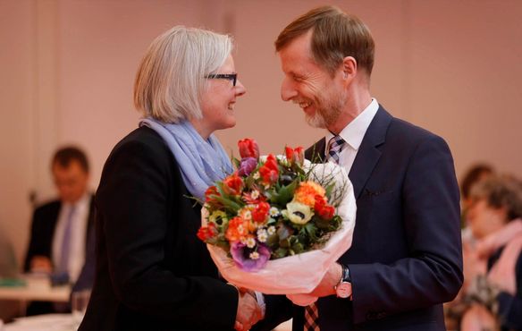 Präsidentin Sabine Foth beglückwünscht ihren zweiten Stellvertreter Johannes Eißler. Er erhielt 84 Stimmen.