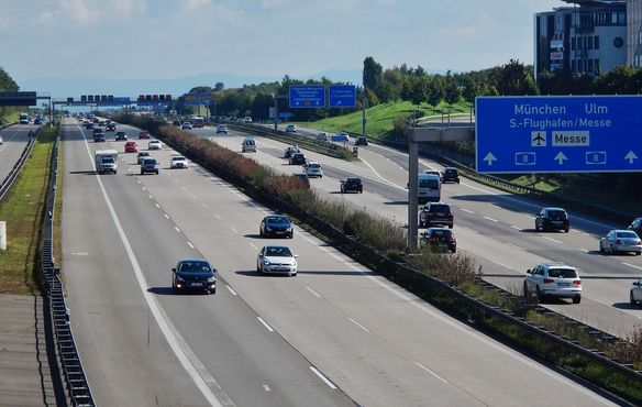 Die A8 bei Stuttgart - als einziges europäisches Land mit Autobahnnetz hat Deutschland bislang kein generelles Tempolimit erlassen (Symbolbild).