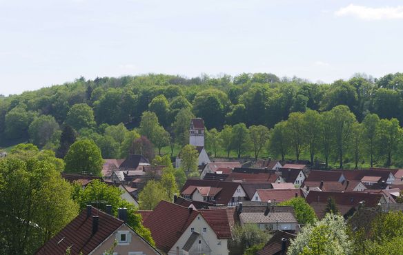 Blick auf Zainingen mit dem Turm der Martinskirche. 