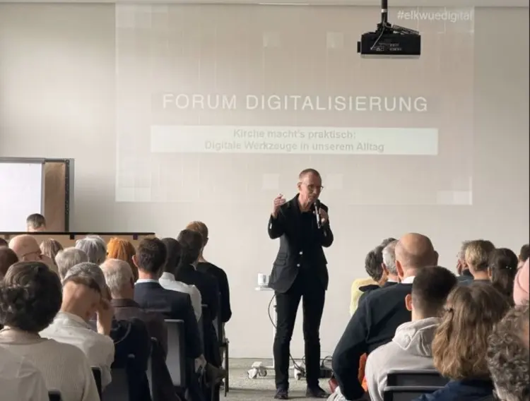 Prälat Albrecht bei der Eröffnung des 13. Forum Digitalisierung in der Landeskirche im Plenumssaal