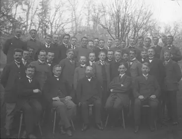 Karlshöhe - Gruppenbild der Diakone mit Direktor Adolf Schlitter ca. 1910 Gruppenbild der Diakone mit Direktor Adolf Schlitter