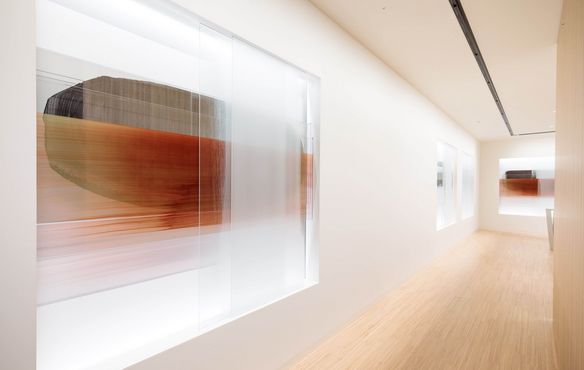 Für die Gestaltung des fensterlosen Raums zeichnet der Esslinger Glas-Künstler Bernhard Huber  verantwortlich.