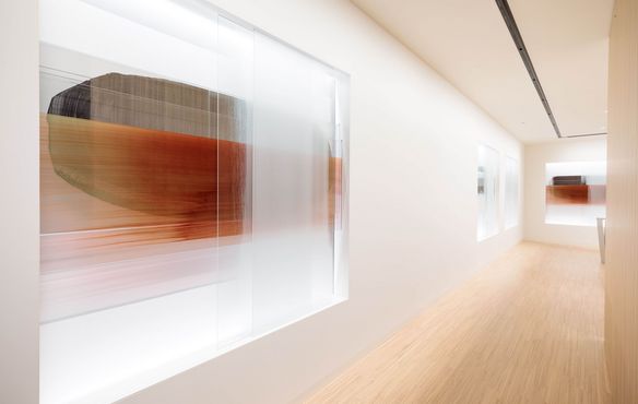 Für die Gestaltung des fensterlosen Raums zeichnet der Esslinger Glas-Künstler Bernhard Huber  verantwortlich.