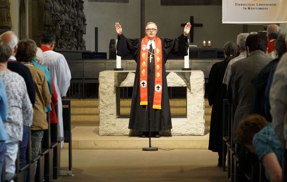 Landesbischof Dr. h. c. Frank Otfried July segnete am Ende des Gottesdienstes die ökumenische Gemeinschaft.
