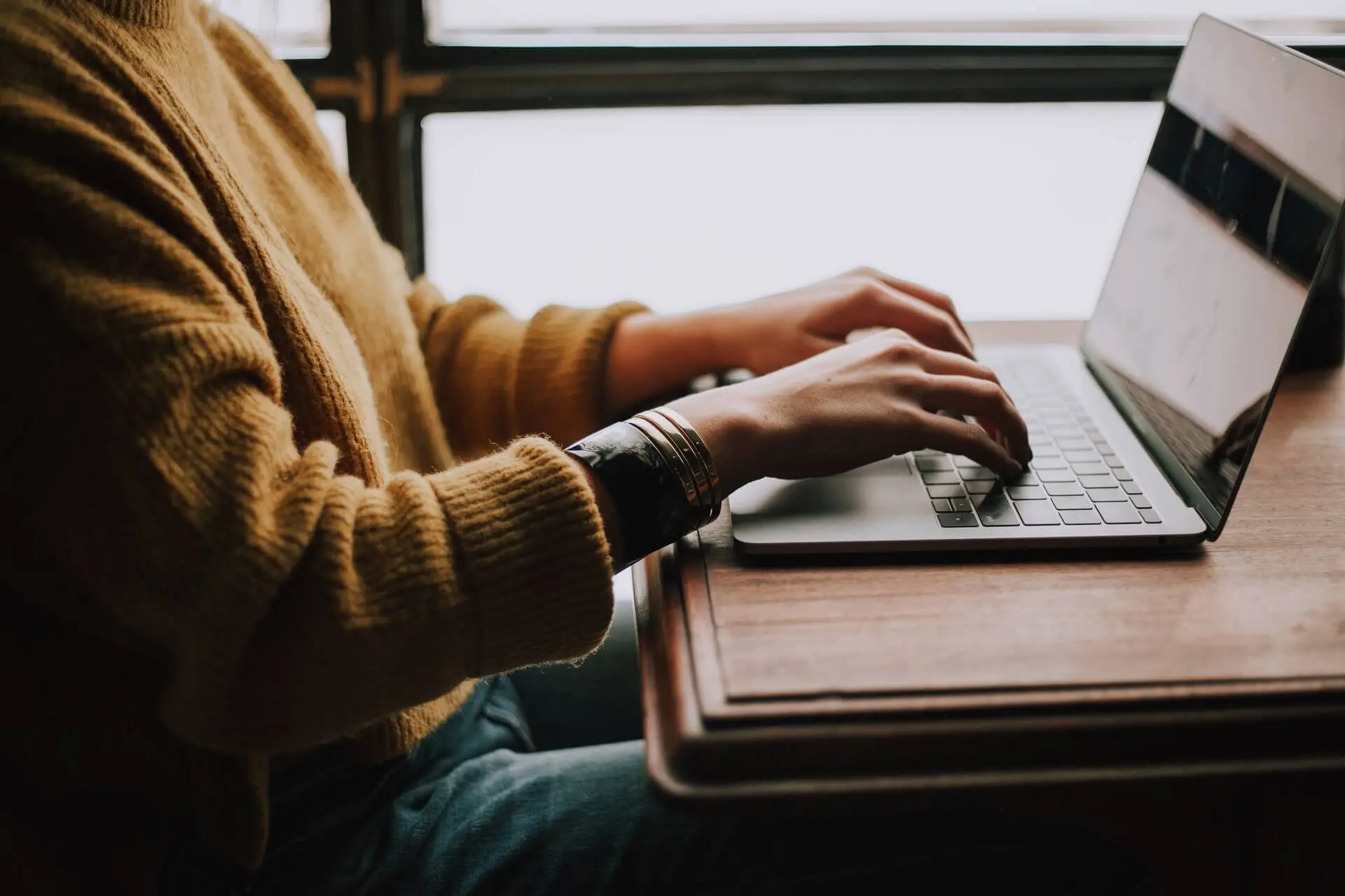 Nahaufnahme von Person, arbeitend am Laptop