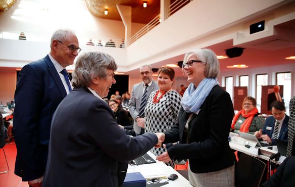 Die Präsidentin der 15. Synode, Inge Schneider (l.), gratuliert ihrer Nachfolgerin Sabine Foth zur Wahl an die Spitze der Landessynode.